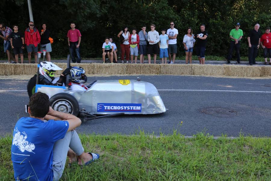 El asfalto de la cuesta de Markotegi, en el barrio donostiarra de Zuatzu, amanece hoy con los restos de neumático de los 35 vehículos que compitieron ayer en la cuarta edición de las bajadas de Goitibeheras con motivo de la Semana Grande.