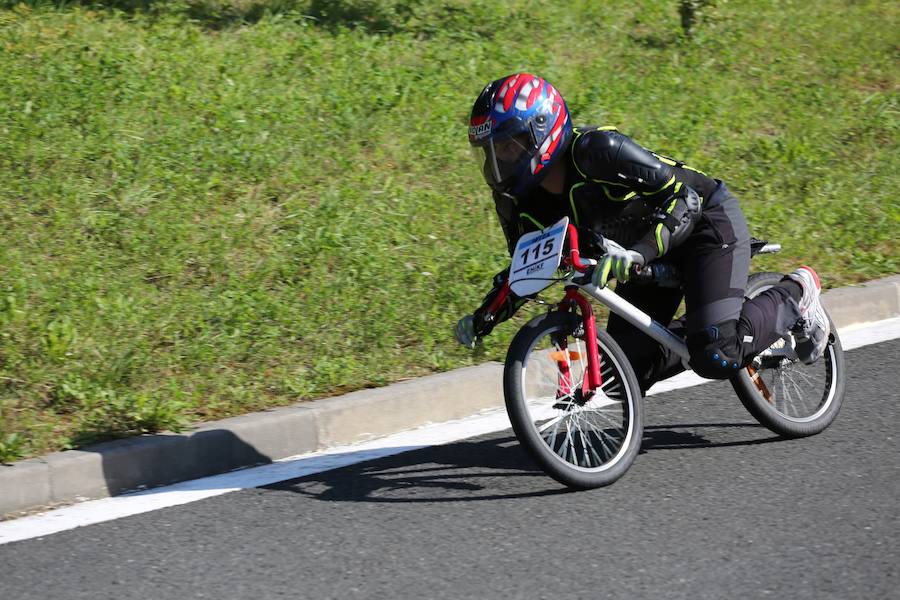 El asfalto de la cuesta de Markotegi, en el barrio donostiarra de Zuatzu, amanece hoy con los restos de neumático de los 35 vehículos que compitieron ayer en la cuarta edición de las bajadas de Goitibeheras con motivo de la Semana Grande.