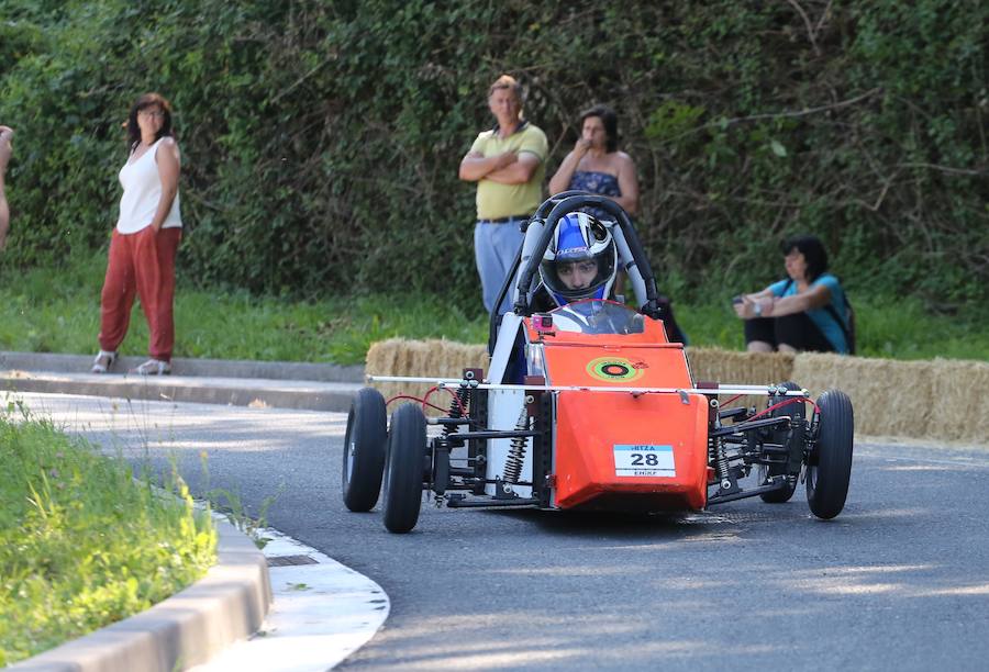El asfalto de la cuesta de Markotegi, en el barrio donostiarra de Zuatzu, amanece hoy con los restos de neumático de los 35 vehículos que compitieron ayer en la cuarta edición de las bajadas de Goitibeheras con motivo de la Semana Grande.