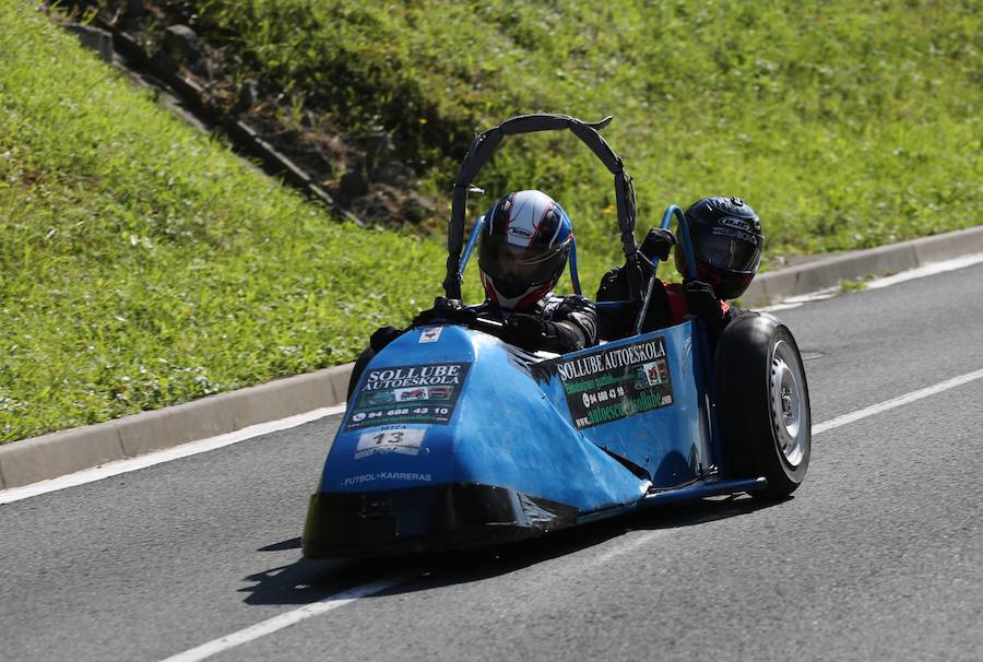 El asfalto de la cuesta de Markotegi, en el barrio donostiarra de Zuatzu, amanece hoy con los restos de neumático de los 35 vehículos que compitieron ayer en la cuarta edición de las bajadas de Goitibeheras con motivo de la Semana Grande.