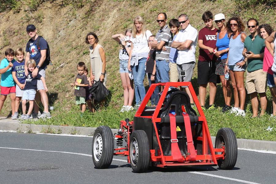 El asfalto de la cuesta de Markotegi, en el barrio donostiarra de Zuatzu, amanece hoy con los restos de neumático de los 35 vehículos que compitieron ayer en la cuarta edición de las bajadas de Goitibeheras con motivo de la Semana Grande.