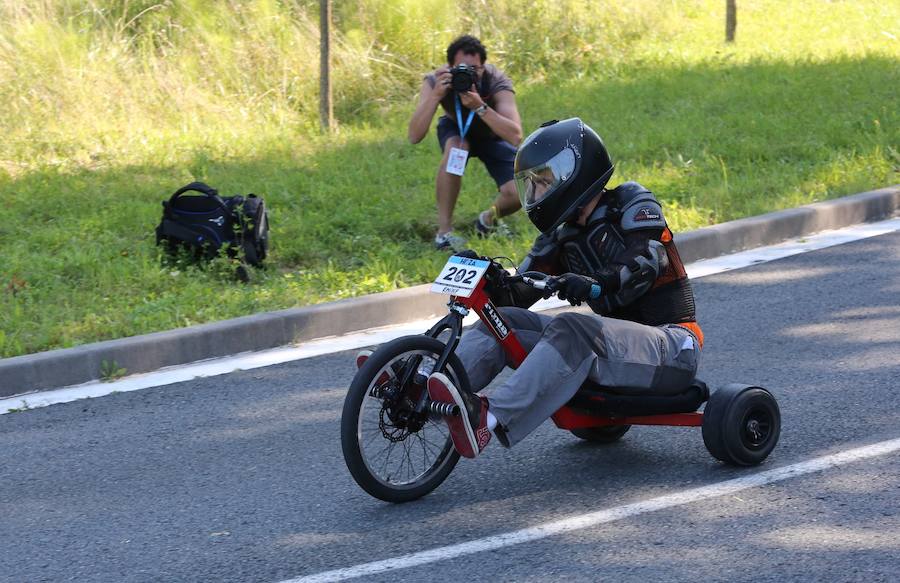 El asfalto de la cuesta de Markotegi, en el barrio donostiarra de Zuatzu, amanece hoy con los restos de neumático de los 35 vehículos que compitieron ayer en la cuarta edición de las bajadas de Goitibeheras con motivo de la Semana Grande.