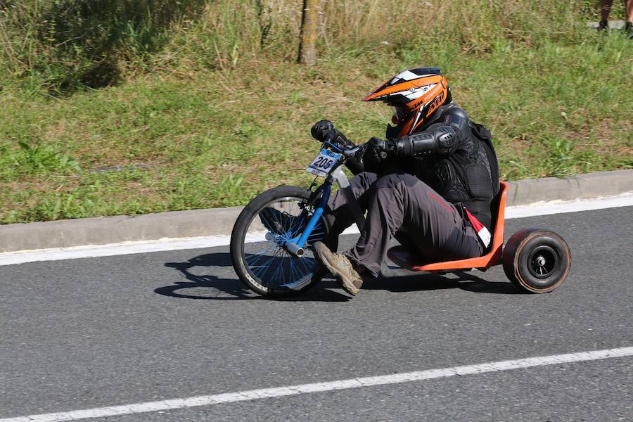 El asfalto de la cuesta de Markotegi, en el barrio donostiarra de Zuatzu, amanece hoy con los restos de neumático de los 35 vehículos que compitieron ayer en la cuarta edición de las bajadas de Goitibeheras con motivo de la Semana Grande.