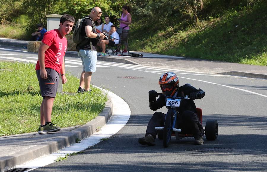 El asfalto de la cuesta de Markotegi, en el barrio donostiarra de Zuatzu, amanece hoy con los restos de neumático de los 35 vehículos que compitieron ayer en la cuarta edición de las bajadas de Goitibeheras con motivo de la Semana Grande.