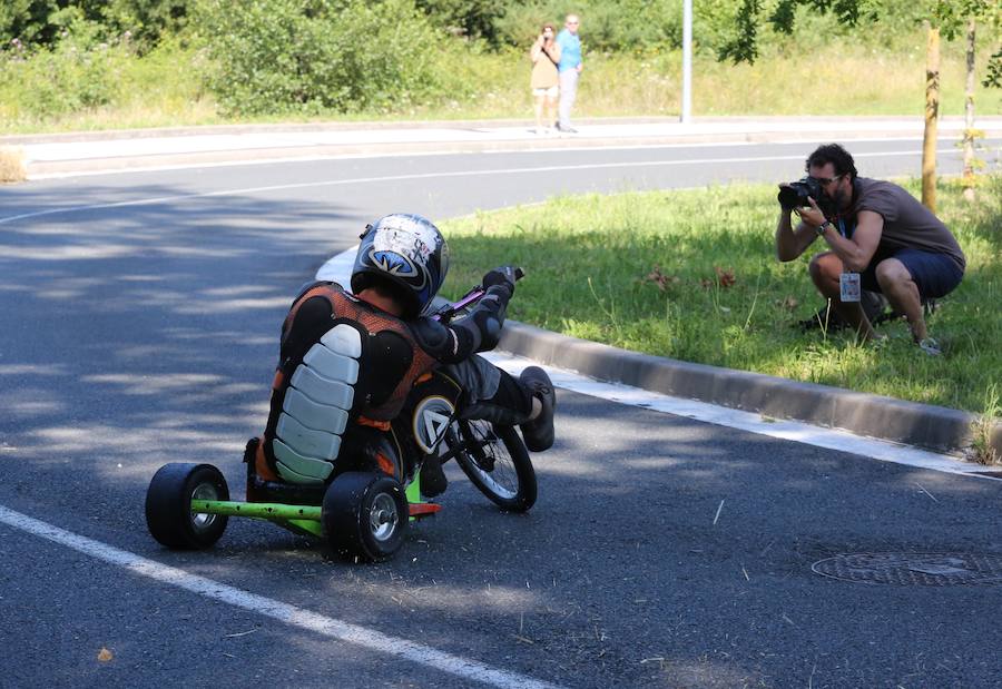 El asfalto de la cuesta de Markotegi, en el barrio donostiarra de Zuatzu, amanece hoy con los restos de neumático de los 35 vehículos que compitieron ayer en la cuarta edición de las bajadas de Goitibeheras con motivo de la Semana Grande.