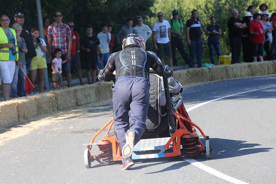 El asfalto de la cuesta de Markotegi, en el barrio donostiarra de Zuatzu, amanece hoy con los restos de neumático de los 35 vehículos que compitieron ayer en la cuarta edición de las bajadas de Goitibeheras con motivo de la Semana Grande.
