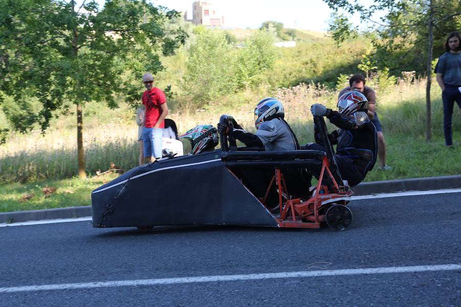 El asfalto de la cuesta de Markotegi, en el barrio donostiarra de Zuatzu, amanece hoy con los restos de neumático de los 35 vehículos que compitieron ayer en la cuarta edición de las bajadas de Goitibeheras con motivo de la Semana Grande.
