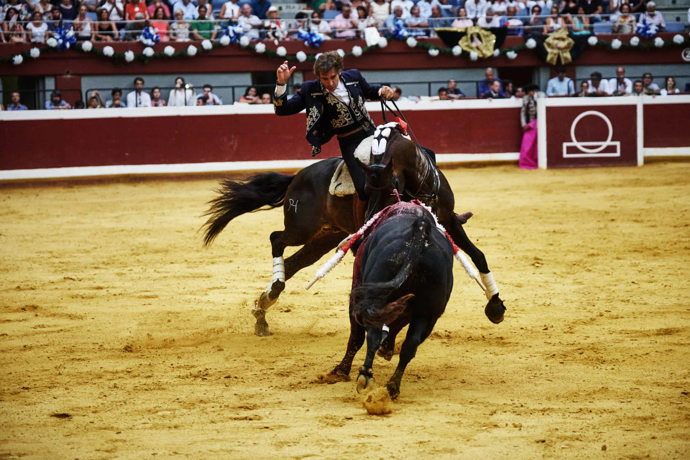 Los diestros Enrique Ponce y Cayetano se repartieron este lunes sendas orejas de sus toros de José Vázquez en la tercera corrida de la Aste Nagusia, otro festejo del abono que se cerró sin faenas rotundas aunque sí con un lucido toreo del rejoneador Hermoso de Mendoza.