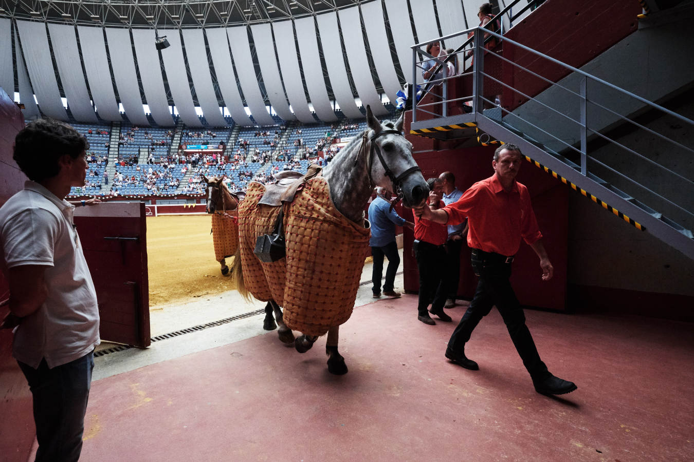 Los diestros Enrique Ponce y Cayetano se repartieron este lunes sendas orejas de sus toros de José Vázquez en la tercera corrida de la Aste Nagusia, otro festejo del abono que se cerró sin faenas rotundas aunque sí con un lucido toreo del rejoneador Hermoso de Mendoza.