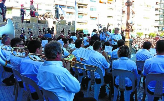 Todos a una. Fran Berra dirigiendo a los integrantes de la Banda de música Illumbe de Trintxerpe en el Ayuntamiento. 