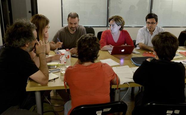 Ada Colau, en una reunión con los miembros de su equipo.