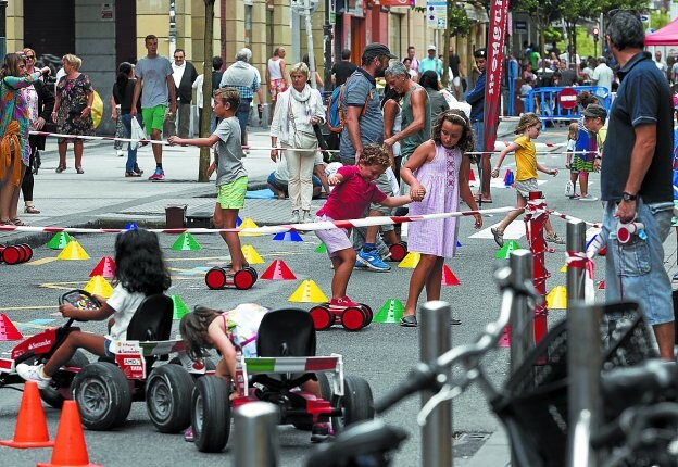 La calle Matia, desierta de coches, acogió el Espacio Multijuegos, un parque familiar para pequeños y no tan pequeños.