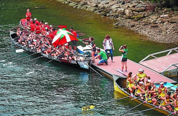 Inge Uriarte, patrona de Hibaika, ondea la bandera en Donostia ante el aplauso de Orio. 