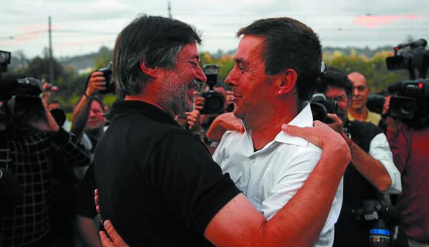 Arnaldo Otegi recibe el abrazo de Rafa Diez Usabiaga a su salida de la cárcel de Martutene, en agosto de 2008.