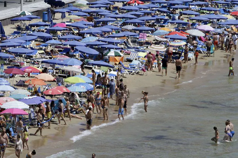 Artxiboko argazkian, Benidormeko hondartza turistaz lepo