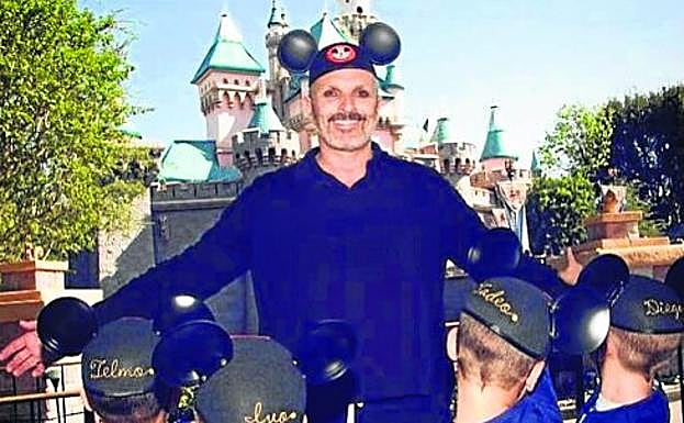 Bosé y sus cuatro hijos en Disneyland, California, en una imagen difundida por el propio artista.