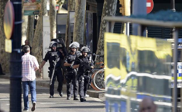 Policías, después del atropello en Barcelona. 