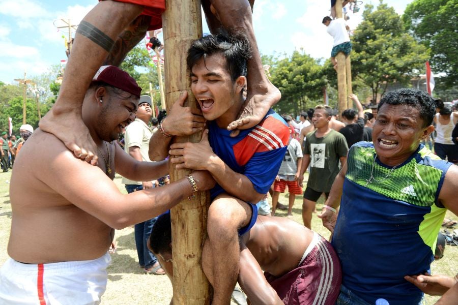 Indonesia celebra su 72 aniversario de independencia y por ello, a lo largo del territorio, se celebra la tradicional 'Panjat Pinang'. En una explanada se colocan arboles tallados, previamente lubricados con regalos en la parte más alta y los nativos deben alcanzar la cima para conseguir los presentes.