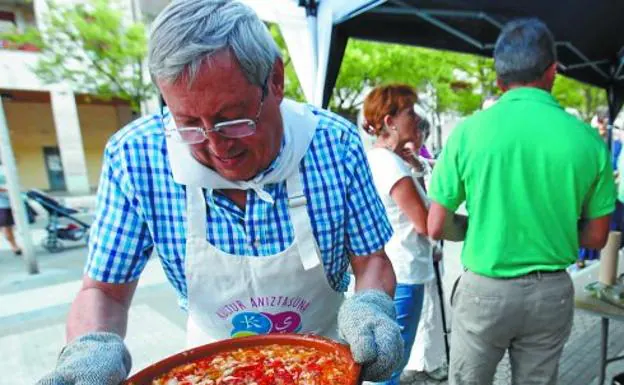 Uno de los participantes, durante la preparación del plato. 