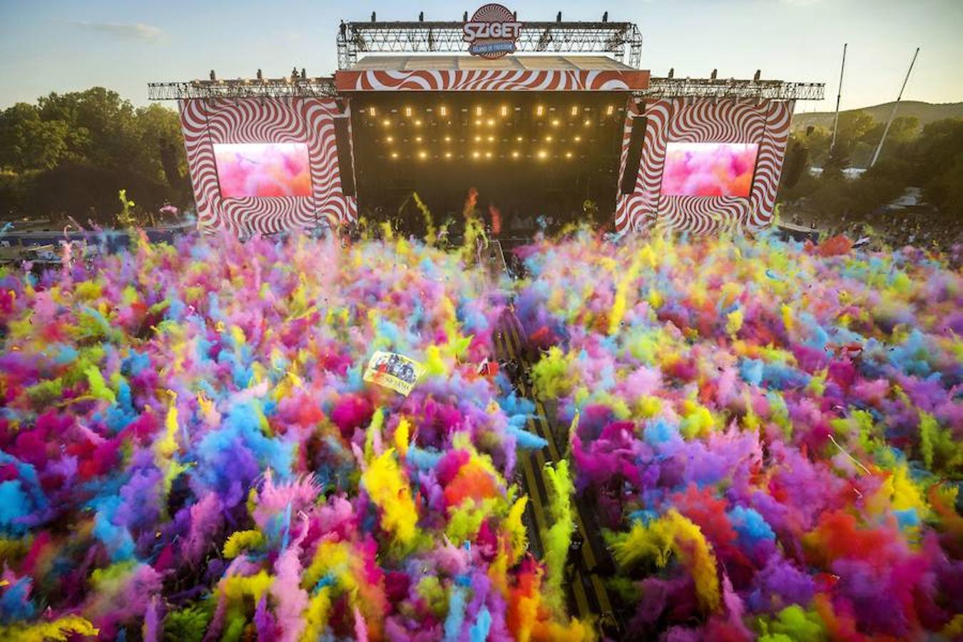  El Sziget Festival es uno de los eventos culturales más grandes de Europa, donde Artistas de más de 52 países reciben cerca de 500 mil visitantes durante los ocho días del evento en Shipyard Island, norte de Budapest (Hungría). 