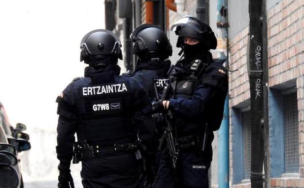 Agentes de los Bizkor, ayer en San Adrián. 