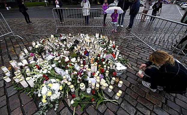 Un homenaje en el lugar del suceso.