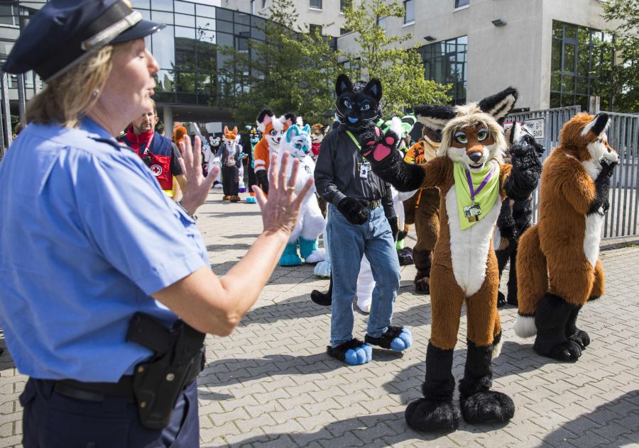 Berlin oraniza una convención de tres días para donde los participantes se disfrazan de peluches y animales. Algunos de ellos recorren la ciudad con su particular vestimenta y piden indicaciones a las audoridades del lugar.