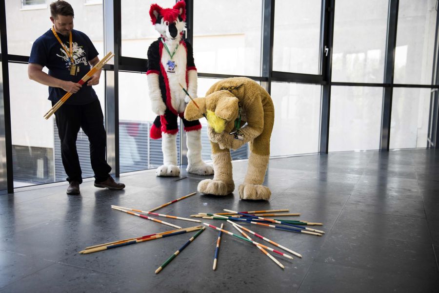 Berlin oraniza una convención de tres días para donde los participantes se disfrazan de peluches y animales. Algunos de ellos recorren la ciudad con su particular vestimenta y piden indicaciones a las audoridades del lugar.