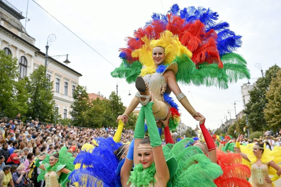 Debrecen, en Hungria, celebra la 48 edición del Festival de Flores, tradición que data de 1966 y que llena de carrozas, flores y espectáculos toda la ciudad, 
