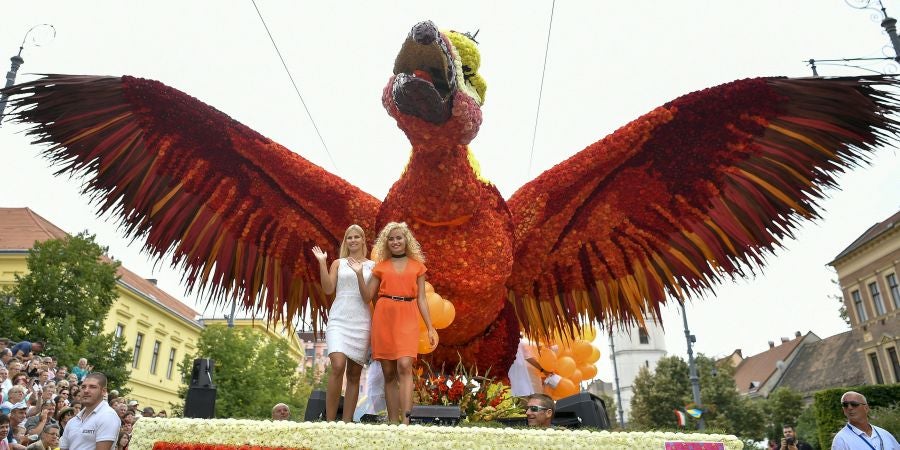 Debrecen, en Hungria, celebra la 48 edición del Festival de Flores, tradición que data de 1966 y que llena de carrozas, flores y espectáculos toda la ciudad, 