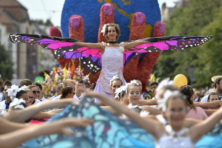 Debrecen, en Hungria, celebra la 48 edición del Festival de Flores, tradición que data de 1966 y que llena de carrozas, flores y espectáculos toda la ciudad, 