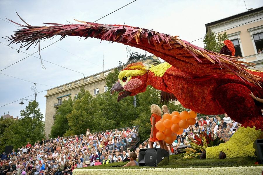 Debrecen, en Hungria, celebra la 48 edición del Festival de Flores, tradición que data de 1966 y que llena de carrozas, flores y espectáculos toda la ciudad, 