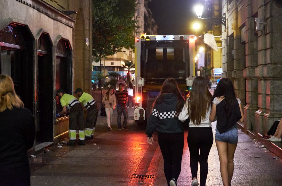 Tras una semana intensa, los operarios de limpieza de San Sebastián recogen los restos y desmontan los escenarios de Semana Grannde.