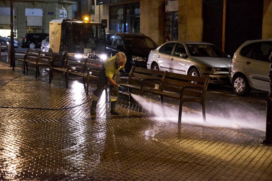 Tras una semana intensa, los operarios de limpieza de San Sebastián recogen los restos y desmontan los escenarios de Semana Grannde.