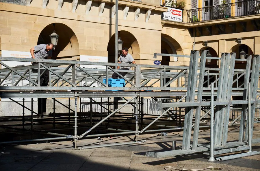 Tras una semana intensa, los operarios de limpieza de San Sebastián recogen los restos y desmontan los escenarios de Semana Grannde.