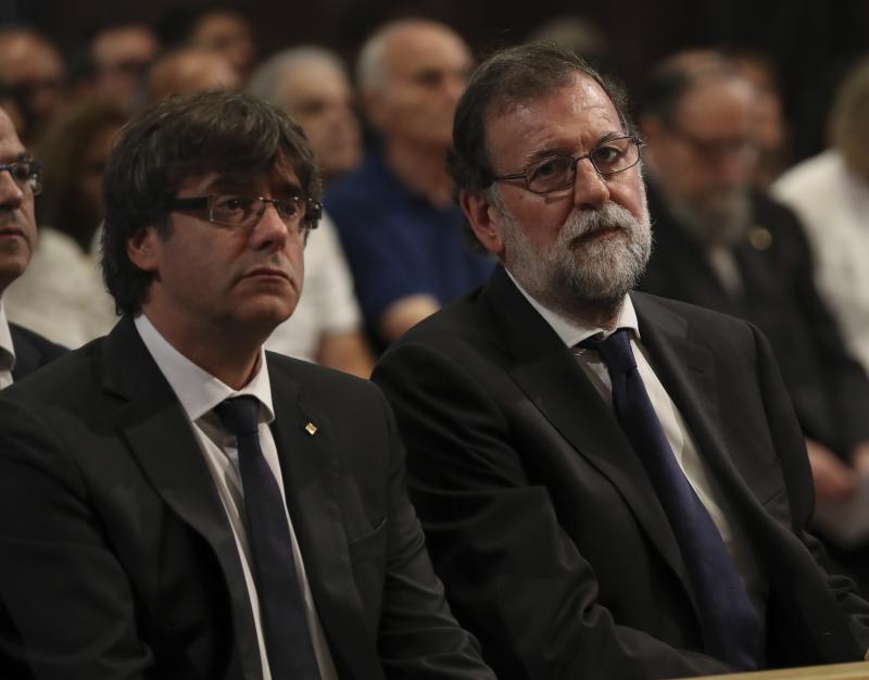 Los Reyes, Rajoy y Puigdemont presiden una ceremonia de homenaje por los atentados en Barcelona y Cambrils