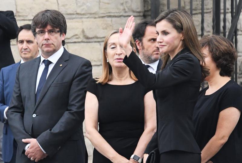 Los Reyes, Rajoy y Puigdemont presiden una ceremonia de homenaje por los atentados en Barcelona y Cambrils