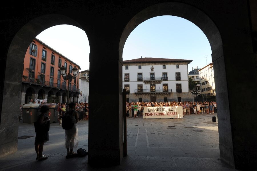 La concentración, convocada por la plataforma feminista local Sostenipe, ha concitado la adhesión de cientos de vecinos de esta localidad guipuzcoana, entre ellos representantes de todos los grupos de la corporación y concejales de la vecina población de Azpeitia.