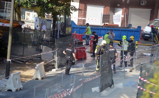 Policía Municipal, Ertzaintza y Bomberos trabajando en la zona. 