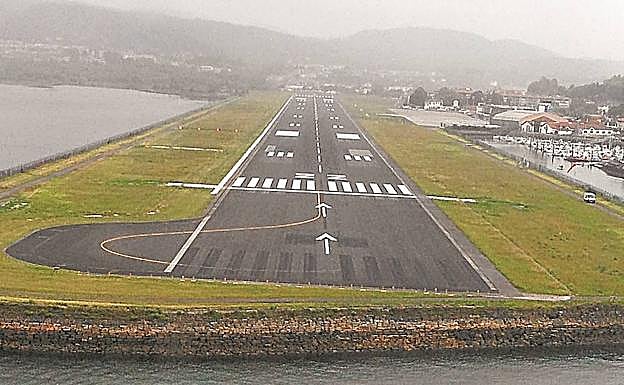 Imagen aérea de los nuevos umbrales de seguridad de la pista del aeropuerto de Hondarribia.