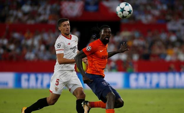 Lenglet (i) y Adebayor, durante el partido del Sánchez Pizjuán. 