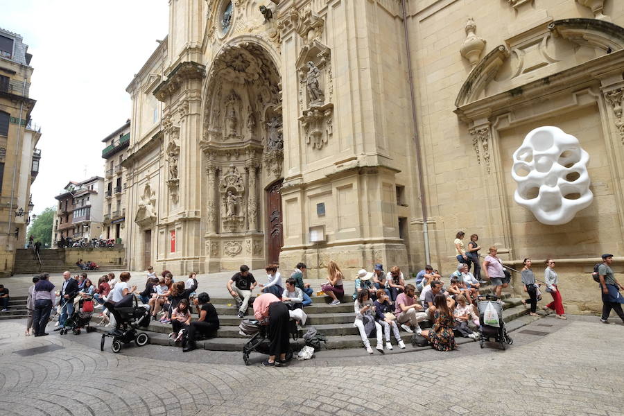 Un grupo de turistas descansando en la Parte Vieja donostiarra. 