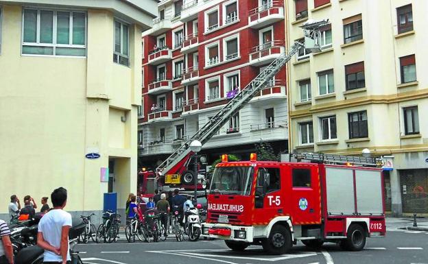 El despliegue de los bomberos llamó la atención de muchos vecinos de Gros que vieron cómo la grúa bajaba al afectado. 