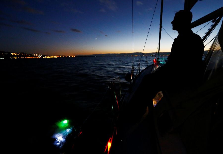 Dirk Gewert, Peter Whitehead y Nicola Naunton realizan una carrera de natación de 70 kilómetros en el lago Leman, en Suiza. Los tres compañeros realizan relevos en su recorrido desde Montreux a Geneva y siempre seguidos por un barco de rescate. Cuando uno de los nadadores descansa, otro continúa el recorrido.