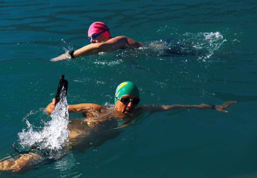 Dirk Gewert, Peter Whitehead y Nicola Naunton realizan una carrera de natación de 70 kilómetros en el lago Leman, en Suiza. Los tres compañeros realizan relevos en su recorrido desde Montreux a Geneva y siempre seguidos por un barco de rescate. Cuando uno de los nadadores descansa, otro continúa el recorrido.
