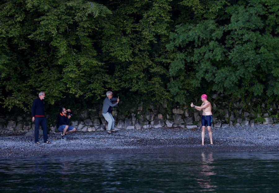 Dirk Gewert, Peter Whitehead y Nicola Naunton realizan una carrera de natación de 70 kilómetros en el lago Leman, en Suiza. Los tres compañeros realizan relevos en su recorrido desde Montreux a Geneva y siempre seguidos por un barco de rescate. Cuando uno de los nadadores descansa, otro continúa el recorrido.