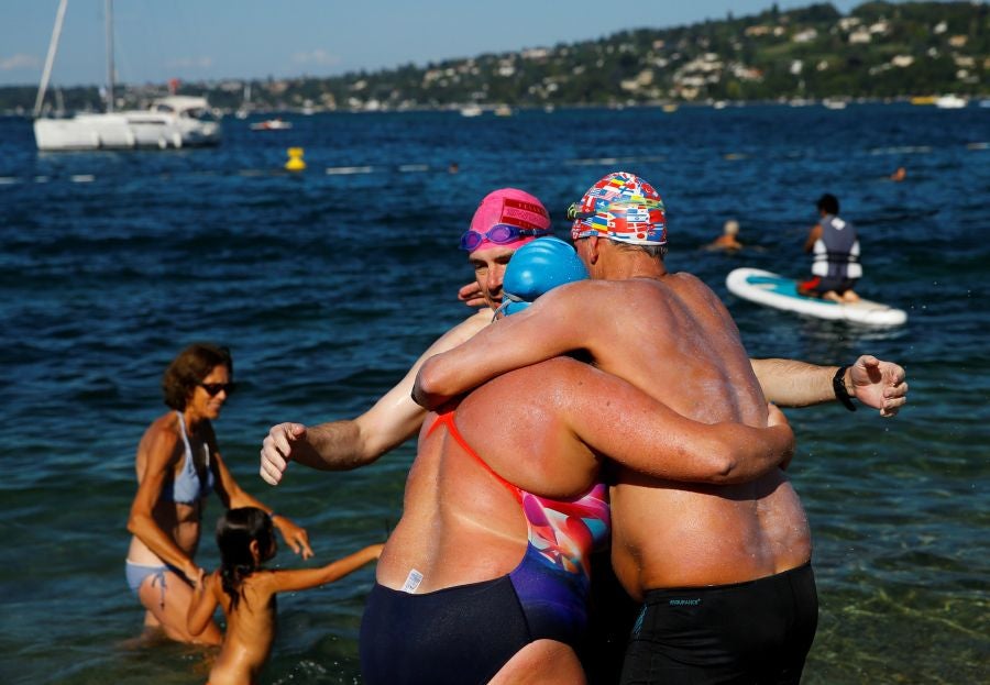 Dirk Gewert, Peter Whitehead y Nicola Naunton realizan una carrera de natación de 70 kilómetros en el lago Leman, en Suiza. Los tres compañeros realizan relevos en su recorrido desde Montreux a Geneva y siempre seguidos por un barco de rescate. Cuando uno de los nadadores descansa, otro continúa el recorrido.