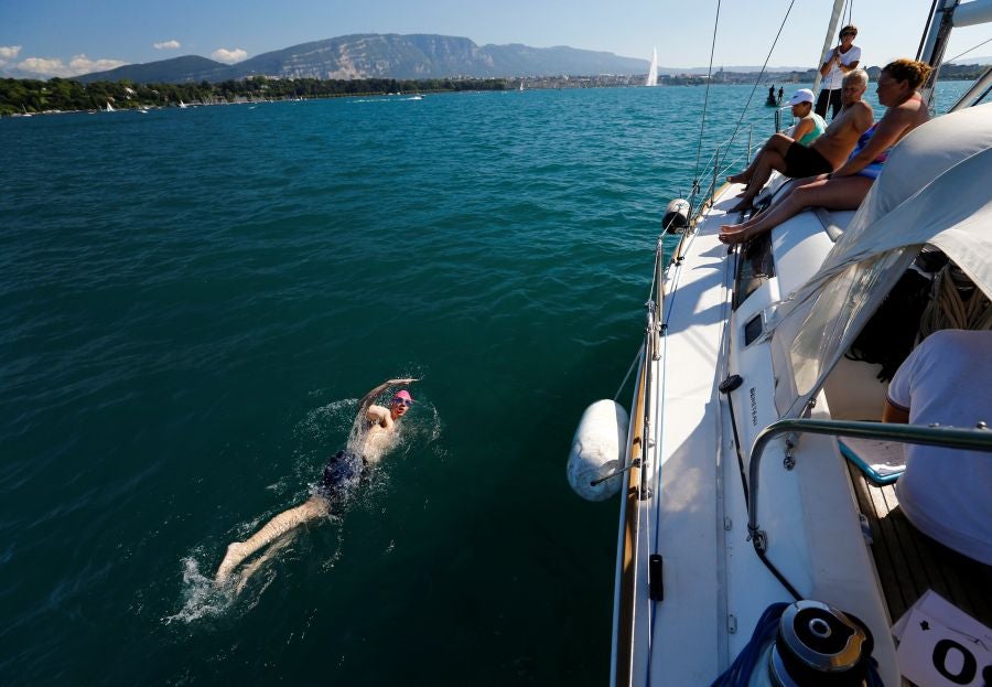 Dirk Gewert, Peter Whitehead y Nicola Naunton realizan una carrera de natación de 70 kilómetros en el lago Leman, en Suiza. Los tres compañeros realizan relevos en su recorrido desde Montreux a Geneva y siempre seguidos por un barco de rescate. Cuando uno de los nadadores descansa, otro continúa el recorrido.