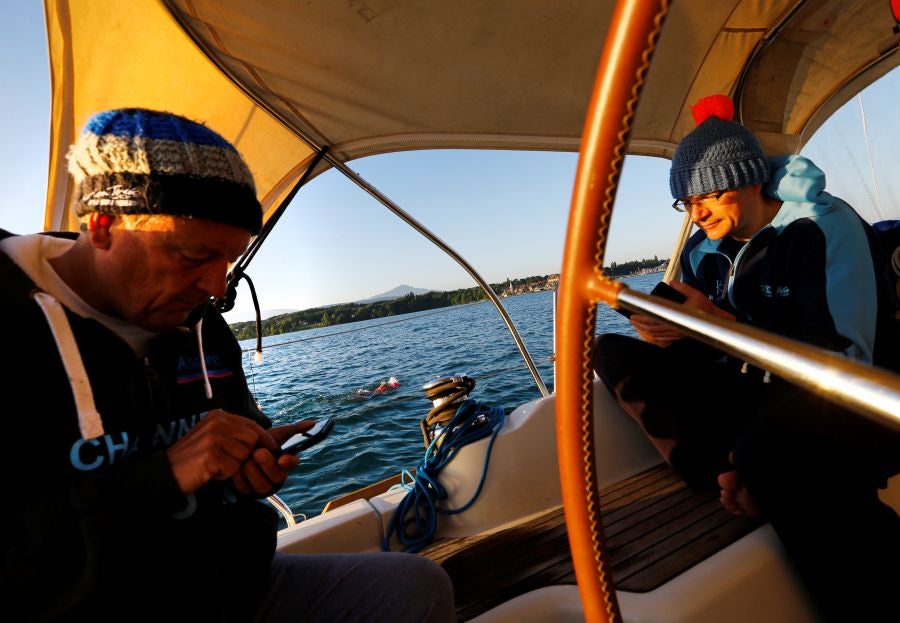 Dirk Gewert, Peter Whitehead y Nicola Naunton realizan una carrera de natación de 70 kilómetros en el lago Leman, en Suiza. Los tres compañeros realizan relevos en su recorrido desde Montreux a Geneva y siempre seguidos por un barco de rescate. Cuando uno de los nadadores descansa, otro continúa el recorrido.