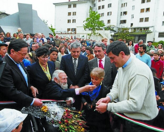 Inauguración. El alcalde Antón Arbulu y el edil Juanjo Sagarna junto al escultor Jorge Oteiza.